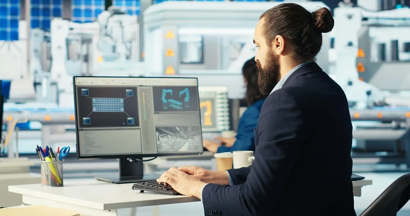 Исследователь фотовольтаического завода работает за ноутбуком для повышения эффективности.