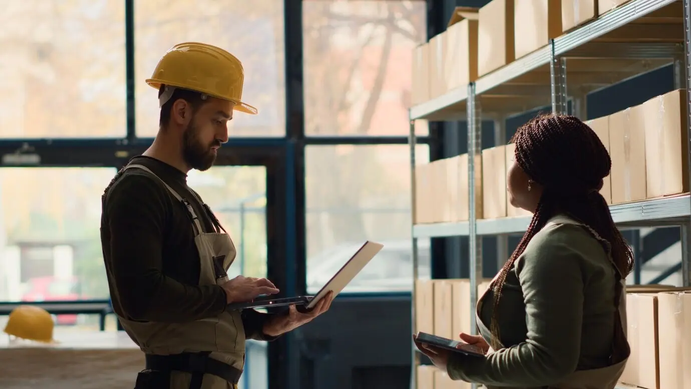 Сотрудники проверяют складские запасы.