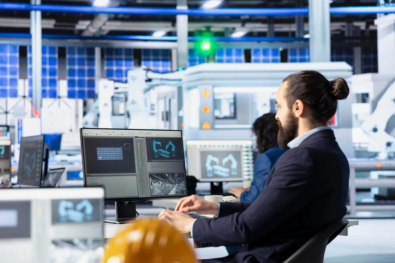 Специалист на предприятии по производству солнечных панелей, анализирующий производственные показатели.