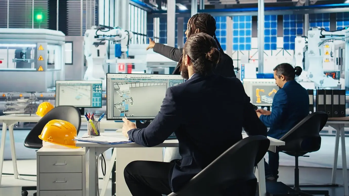 Менеджер экологически чистого фотовольтаического завода, работающий с командой инженеров по солнечной энергетике.